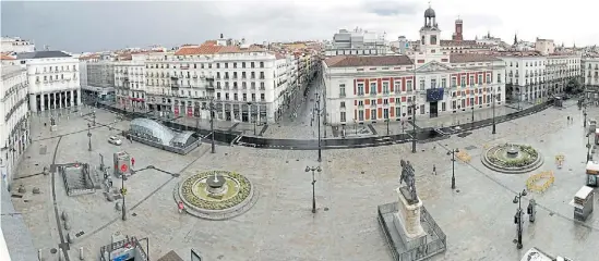  ?? EFE/MARISCAL ?? MADRID. Vista panorámica de la Plaza del Sol, durante el pico de contagios que soportó la ciudad.