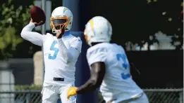  ?? JOE SCARNICI / GETTY ?? Tyrod Taylor makes a pass to running back Derrick Gore during Chargers training camp in Costa Mesa, California, on Aug. 19.