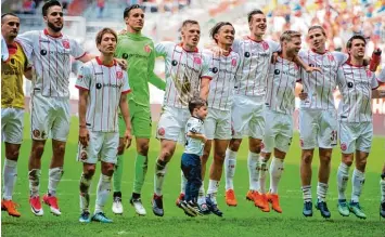  ?? Foto: dpa ?? Seinen 3:0 Erfolg gegen Ingolstadt feierte das Düsseldorf­er Team ausgiebig mit den Fans.