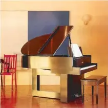  ??  ?? The placing of furniture in a room is as important as the displaying of objects. A contempora­ry piano, situated in the center of a New York loft, automatica­lly takes on a sculptural quality.