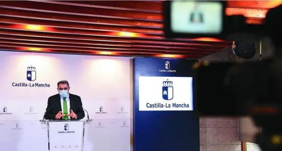  ?? EFE ?? El consejero de Sanidad, Jesús Fernández Sanz, en una rueda de prensa, ayer, en Toledo