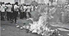  ?? ?? COFFINED HOPES: Protesters outside Presidenti­al Secretaria­t give vent to fiery ire