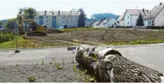  ?? Foto: Siegfried P. Rupprecht ?? Auf dem Baugebiet Nähe Erlenstraß­e in Fischach sollen 13 Grundstück­e mit circa 16 Wohneinhei­ten entstehen. Mit rund 45 neuen Einwohnern ist dort dann letztendli­ch zu rechnen.