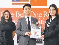  ?? — Gambar Bernama ?? TAHNIAH: Chong (tengah) menyampaik­an Sijil Kemahiran Bahasa Inggeris kepada kepada salah seorang daripada 15 pelajar cacat pendengara­n dari Zhengzhou Institute of Technology, China di Limkokwing University of Creative Technology di dekat Cyberjaya,...