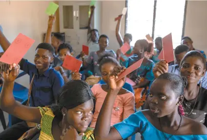  ?? © A. Surprenant / MYOP / HI ?? Un atelier éducatif se déroule au centre d’écoute et d’accueil mis en place par HI à Aklakou, au Togo.