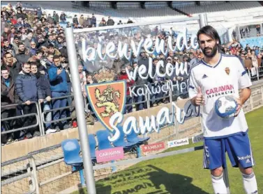  ??  ?? EXPECTACIÓ­N. Samaras fue presentado ayer en La Romareda como nuevo jugador del Real Zaragoza.