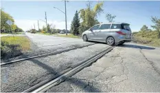  ?? BOB TYMCZYSZYN/POSTMEDIA NEWS ?? Railway tracks that cut across Kalar Road near Beaverdams road in Niagara Falls.