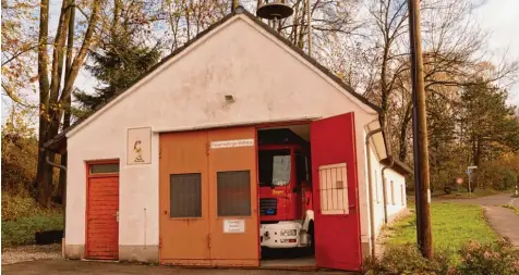  ??  ?? Das für eine Kutsche konzipiert­e Feuerwehrh­aus in Steinach darf voraussich­tlich im kommenden Jahr in Ruhestand gehen.