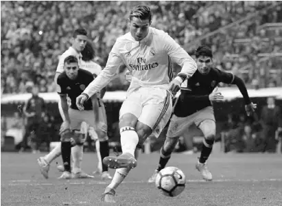  ?? Foto: dpa ?? Cristiano Ronaldo tritt zum Elfmeter gegen Valencia an – und verschießt.