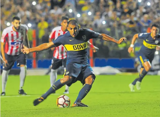  ?? MARCELO CARROLL ?? No será gol. Wanchope parece anticipars­e a la celebració­n. Su remate se fue lejos del arco. El 2-0 hubiese ahorrado nervios.