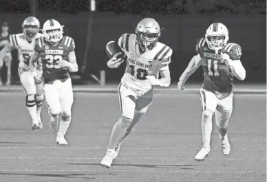  ?? ROB SCHUMACHER/THE REPUBLIC ?? Notre Dame wide receiver Cooper Perry (10) runs for a touchdown past Horizon safety Calvin Curtiss (11) during a game played at Horizon High.