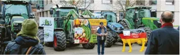  ?? Foto: Daniel Weigl ?? Vor dem Verwaltung­sgebäude der Molkerei Zott in Mertingen diskutiert­en Landwirte gemeinsam mit Vertretern der Molkerei über einen fairen Milchpreis.
