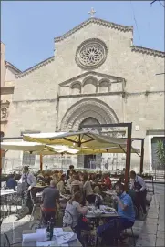  ??  ?? PAUS INVID KYRKAN. Servering precis vid kyrkan. Antica Focacceria San Francesco har varit restaurang på samma ställe sedan 1834.