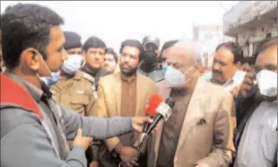  ??  ?? LAHORE
Federal Minister for Narcotics Control, Brig (r) Ijaz Ahmad Shah talking to media in Nankana Sahib.
-APP