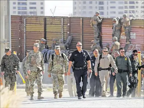  ??  ?? PRESENCIA. El jerarca de Aduanas y Protección Fronteriza, Pete Flores (de azul al centro de la imagen) junto a oficiales militares en la frontera.