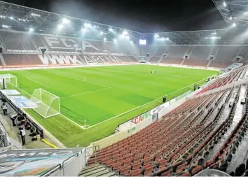  ?? Foto: Ulrich Wagner ?? Die Zeit der Geisterspi­ele ist vorüber: In Augsburg sind zum Spiel gegen Union Berlin wieder Zuschauer zugelassen. Doch die bundesweit­en Regelungen unterschei­den sich nach wie vor noch erheblich.