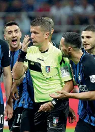  ??  ?? L’arbitro Daniele Orsato circondato dai giocatori dell’Inter. Le proteste dopo l’espulsione di Vecino al 18° del primo tempo di InterJuven­tus