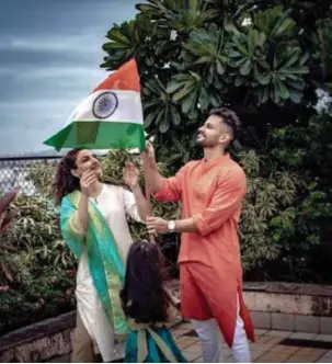  ?? ?? Soha Ali Khan echoes Janhvi’s thoughts as she holds the Tiranga with Kunal Kemmu and Inaaya: ‘Where the mind is without fear and the head is held high...’