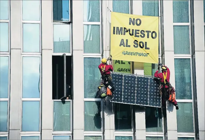  ?? MARIO GOMEZ / GREENPEACE ?? Escaladore­s de Greenpeace colocaron placas solares hace unos días en el Ministerio de Energía para denunciar el desprecio del Gobierno del PP hacia las renovables