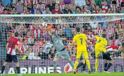  ??  ?? DE CÓRNER. Así marcó un entonado Funes Mori el segundo gol del Submarino Amarillo en San Mamés, que se quedó mudo.