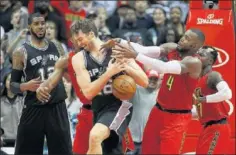  ??  ?? PELEA. Pau Gasol lucha por el balón con Paul Millsap.