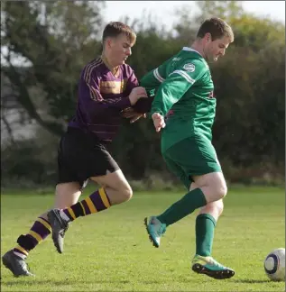  ??  ?? Danny Walsh of Wexford Albion closes in on Ken King of Ballymurn Celtic.