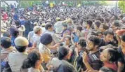  ?? HT PHOTO ?? Delhi police cracks down on JNU students and protesters, blocking their way to the Parliament in New Delhi on Friday.