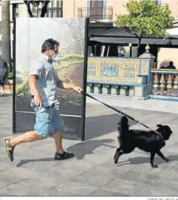  ?? JORGE DEL ÁGUILA ?? Un hombre pasea con un perro por la Plaza Alta de Algeciras.