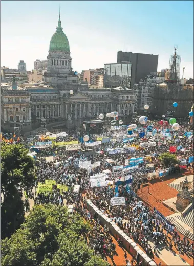  ?? SERGIO PIEMONTE ?? MULTITUD. La mayoría de los hombres y mujeres marcharon porque saben que su vida es incierta.