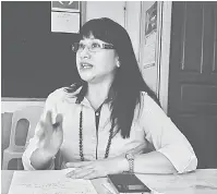  ??  ?? LAMA NGETAT PEMERINSA : Umie maya berandau enggau pengarang berita ba aum media di Opis PKR Lanang di Sibu, kemari.