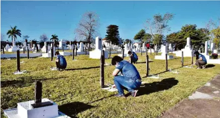  ?? Estevão Salomão/Folhapress ?? Descen-dentes de japoneses acendem velas na cerimônia do Shokonsai, que honra os mortos, em Álvares Machado (SP); em seu centenário, festa foi restrita pela pandemia