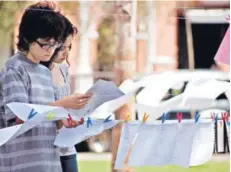  ??  ?? “Cordeles de poesía” es una de las actividade­s que se realizará en FIP Santiago.