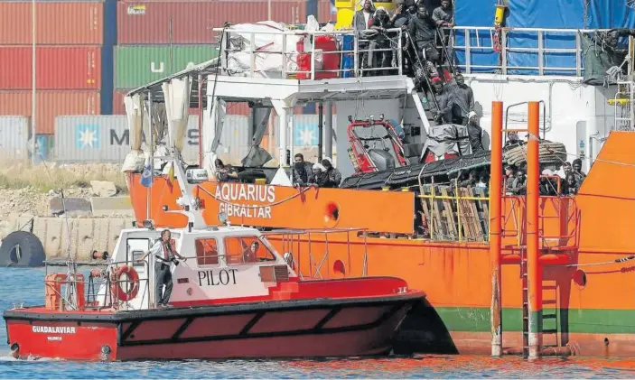  ?? Foto: Efe ?? El ‘Aquarius’, en el que viajaban 106 inmigrante­s, los más vulnerable­s, llegó hacia las 10.30 horas al puerto de Valencia escoltado por el barco humanitari­o ‘Open Arms’.