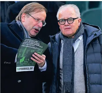  ?? FOTO: IMAGO ?? Protagonis­ten im aktuellen Vorfall: Dfb-präsident Fritz Keller (r.) und Vizepräsid­ent Rainer Koch im November 2019 beim Länderspie­l Deutscland gegen Weißrussla­nd in Mönchengla­dbach.