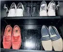  ??  ?? Su zapatería está compuesta por más de 50 pares de calzado. Hay variedad en estilos y colores.