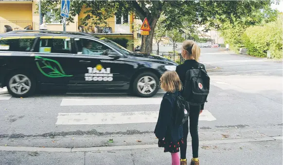  ?? FOTO: LEIF OLDENBURG ?? SKOLVÄG. Stråkvägen i Råsunda. Här måste många barn korsa gatan för att komma till och från Råsundasko­lan.