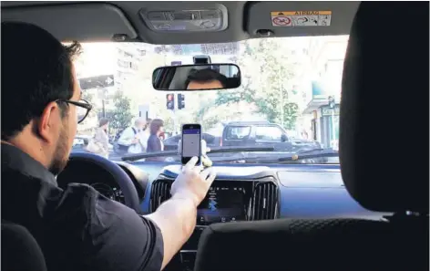  ??  ?? ► Uber funciona en Chile desde 2014 y posee 70 mil socios conductore­s.