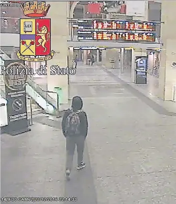  ?? FOTO: AFP ?? Die Fluchtrout­e des mutmaßlich­en Berlin-Attentäter­s Anis Amri lässt Fragen offen. Am 22. Dezember um 22:14 Uhr jedenfalls hielt er sich im Bahnhof von Turin auf, wie eine Kamera belegt. Wenig später wurde er in Mailand erschossen.