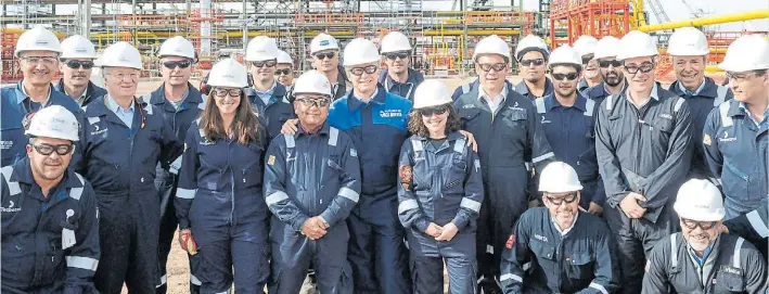  ??  ?? En Fortín de Piedra. El presidente Macri y Paolo Rocca con los técnicos de Tecpetrol. Macri se refirió a Vaca Muerta, “como una revolución para la Argentina”.