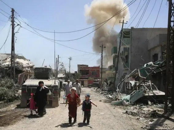  ??  ?? Displaced Iraqis evacuate their homes in west Mosul as security forces advance during the offensive against Isis (AFP/Getty)