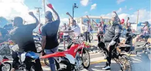  ?? MIKE STOCKER/SOUTH FLORIDA SUN SENTINEL ?? Protesters gather at the makeshift memorial for 13-year-old Stanley Davis Jr. on Federal Highway in Boynton Beach on Saturday.