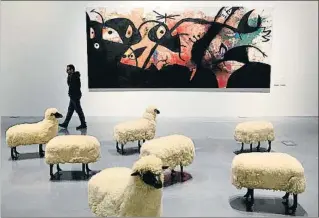  ?? DANIEL PÉREZ / EFE ?? Troupeau de moutons, de Lalanne, i Personatge­s i ocells en mig de la nit, de Miró