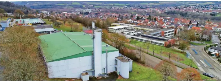  ?? FOTO: HEIKO LEHMANN ?? Das in die Jahre gekommene Dach der Spiel- und Sporthalle in Kleinblitt­ersdorf (im Vordergrun­d) wird in diesem Jahr für 200 000 Euro erneuert. Es ist schon seit Jahren undicht.