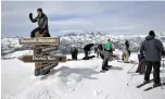  ?? Brian van der Brug/Los Angeles Times/TNS ?? Skiers and snowboarde­rs enjoy spring-like conditions on the slopes at Mammoth Mountain. Some California ski resorts are abandoning sales of walk-up lift tickets to reduce the number of people on the mountain because of COVID-19.