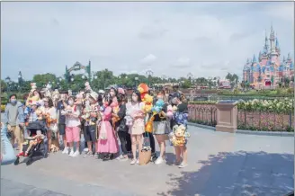  ?? Photo: Wu Shiliu/ GT ?? Tourists flock to Shanghai Disneyland on June 30, 2022 as the theme park officially reopens following a three- month shutdown during the city’s battle with the COVID- 19 outbreak.