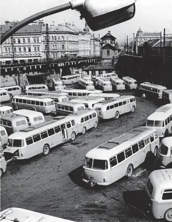  ?? Foto: ČSAD Praha ?? Připraveno k odjezdu Stanoviště autobusů typu Škoda 706 RTO s Negrelliho viaduktem v pozadí. Fotografie byla pořízena na přelomu 60. a 70. let.