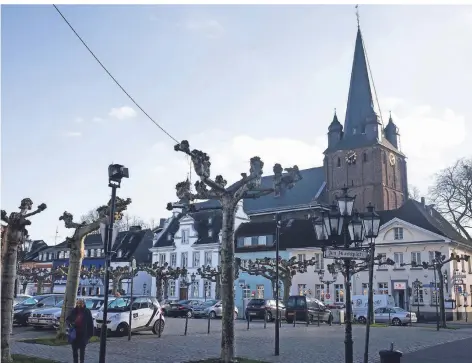  ?? ARCHIV: TL ?? Auf dem Uerdinger Marktplatz findet schon seit langem kein Wochenmark­t mehr statt. Jetzt wird überprüft, ob ein Umzug zurück dorthin Sinn macht.