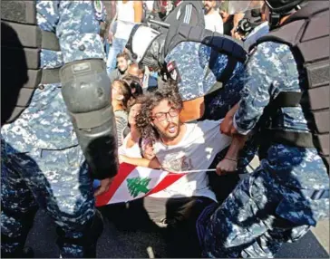  ?? PATRICK BAZ/AFP ?? Lebanese officers dismantle a roadblock in the centre of Beirut on Thursday.