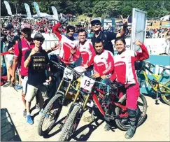  ?? FACEBOOK ?? PAPAN BAWAH: Tim downhill Indonesia berpose di Cairns sebelum berlaga.