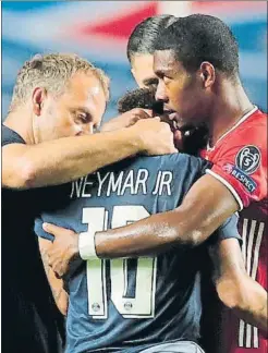  ?? FOTOS: EFE ?? y miembros del Bayern le consolaron, entre otro Hansi Flick y David Alaba